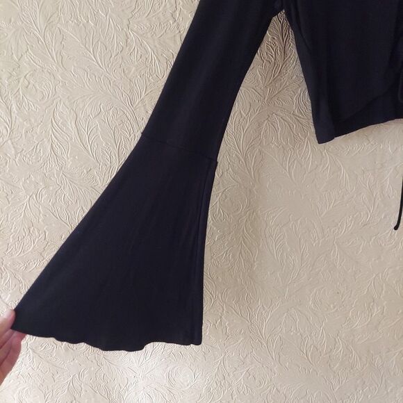 Jack By BB Dakota Black Ribbed Knit Bell Sleeve Crop Top Sz Medium - Picture 3 of 10